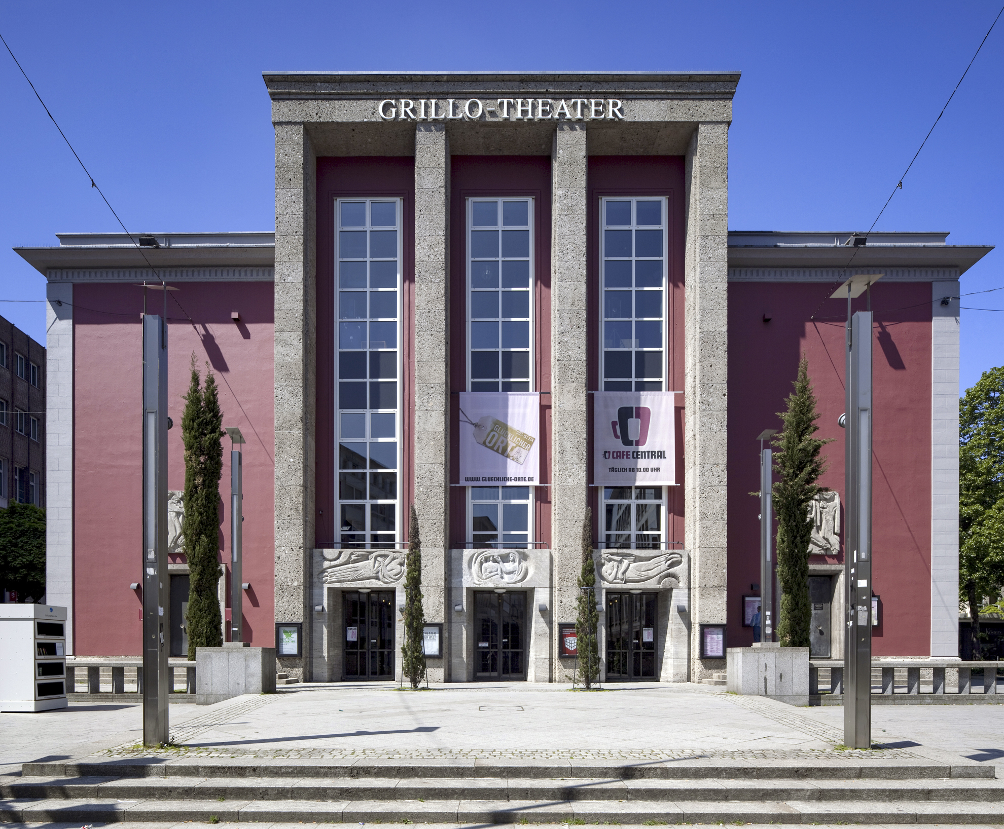 Grillo-Theater in der Essener Innenstadt, 1892 nach Entwürfen von Heinrich Seeling im neobarocken Stil erbaut, nach Kriegszerstörungen von Werner Ruhnau vereinfacht wiederaufgebaut. 1990 erfolgte eine Renovierung und der Umbau der Innenräume.